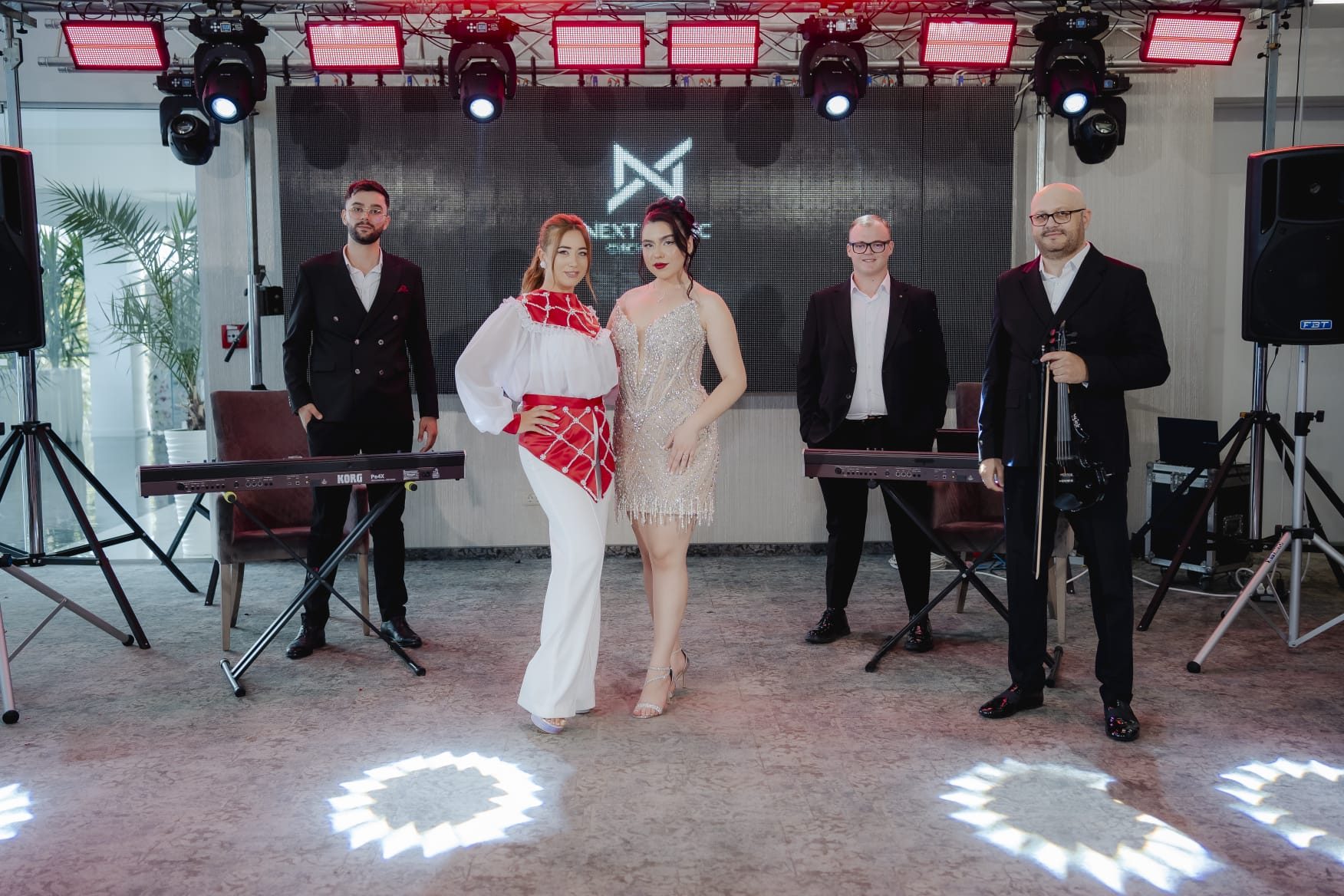 Membrii formației Next Music Orchestra pe scenă