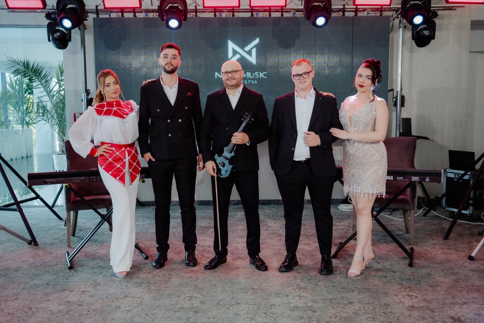 Next Music Orchestra pe scenă, cu perete LED și lumini de scenă